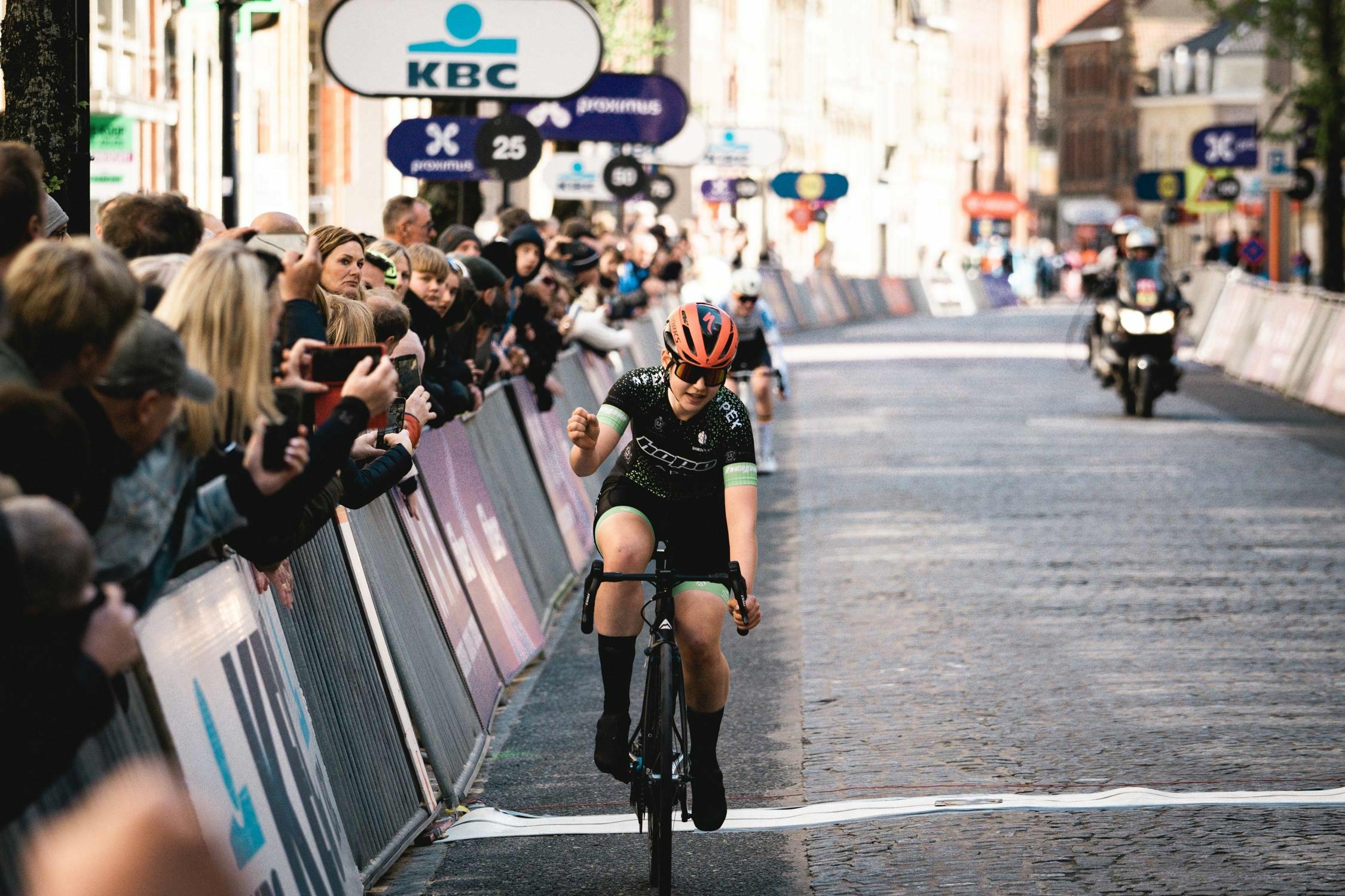 Millie Salmon wins the U17 Women’s race